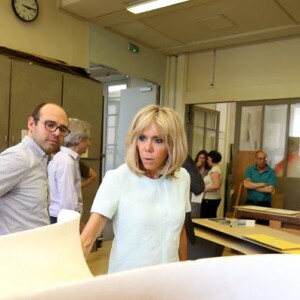 Exclusif : La Première dame Brigitte Macron (Trogneux) s'est rendue au mobilier national et aux manufactures des Gobelins pour assister à une "tombée de métier" du tapis de Savonnerie de l'artiste contemporain Christian Jaccard. La "tombée de métier" correspond au moment où l'on détache une oeuvre de son support: l'artiste et les artisans découvrent alors la réalisation dans son intégralité. Chaque oeuvre nécessite plusieurs années de travail, en l'occurrence ici 6 ans. Elle est allée ensuite à la rencontre des artisans et du personnel des différents services du Mobilier national (atelier de recherche et création, atelier de restauration, etc.). Elle a également pu visiter, en compagnie de M. Bernard Blistène, directeur du Musée national d'art moderne au Centre Pompidou, qu'elle avait convié à cette visite, les réserves du Mobilier national où plusieurs objets mobiliers et textiles (tapisseries, tapis) contemporains lui ont été présentés. Certains pourraient faire leur entrée à l'Elysée. C'est la première fois depuis Claude Pompidou qu'un conjoint de Président se rend au Mobilier national, haut-lieu du savoir-faire français. Le bureau que Brigitte Macron s'est choisi pour l'Elysée est une création du Mobilier national. Il a été réalisé par la designer Matali Crasset. © Dominique Jacovides/Bestimage