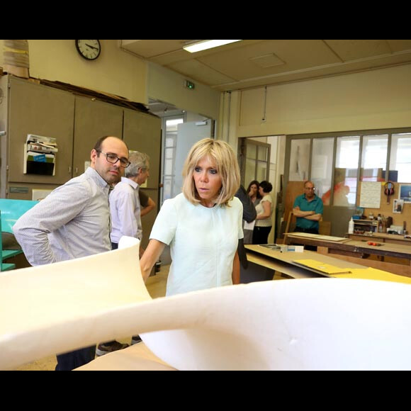 Exclusif : La Première dame Brigitte Macron (Trogneux) s'est rendue au mobilier national et aux manufactures des Gobelins pour assister à une "tombée de métier" du tapis de Savonnerie de l'artiste contemporain Christian Jaccard. La "tombée de métier" correspond au moment où l'on détache une oeuvre de son support: l'artiste et les artisans découvrent alors la réalisation dans son intégralité. Chaque oeuvre nécessite plusieurs années de travail, en l'occurrence ici 6 ans. Elle est allée ensuite à la rencontre des artisans et du personnel des différents services du Mobilier national (atelier de recherche et création, atelier de restauration, etc.). Elle a également pu visiter, en compagnie de M. Bernard Blistène, directeur du Musée national d'art moderne au Centre Pompidou, qu'elle avait convié à cette visite, les réserves du Mobilier national où plusieurs objets mobiliers et textiles (tapisseries, tapis) contemporains lui ont été présentés. Certains pourraient faire leur entrée à l'Elysée. C'est la première fois depuis Claude Pompidou qu'un conjoint de Président se rend au Mobilier national, haut-lieu du savoir-faire français. Le bureau que Brigitte Macron s'est choisi pour l'Elysée est une création du Mobilier national. Il a été réalisé par la designer Matali Crasset. © Dominique Jacovides/Bestimage