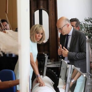 Exclusif : La Première dame Brigitte Macron (Trogneux) s'est rendue au mobilier national et aux manufactures des Gobelins pour assister à une "tombée de métier" du tapis de Savonnerie de l'artiste contemporain Christian Jaccard. La "tombée de métier" correspond au moment où l'on détache une oeuvre de son support: l'artiste et les artisans découvrent alors la réalisation dans son intégralité. Chaque oeuvre nécessite plusieurs années de travail, en l'occurrence ici 6 ans. Elle est allée ensuite à la rencontre des artisans et du personnel des différents services du Mobilier national (atelier de recherche et création, atelier de restauration, etc.). Elle a également pu visiter, en compagnie de M. Bernard Blistène, directeur du Musée national d'art moderne au Centre Pompidou, qu'elle avait convié à cette visite, les réserves du Mobilier national où plusieurs objets mobiliers et textiles (tapisseries, tapis) contemporains lui ont été présentés. Certains pourraient faire leur entrée à l'Elysée. C'est la première fois depuis Claude Pompidou qu'un conjoint de Président se rend au Mobilier national, haut-lieu du savoir-faire français. Le bureau que Brigitte Macron s'est choisi pour l'Elysée est une création du Mobilier national. Il a été réalisé par la designer Matali Crasset. © Dominique Jacovides/Bestimage