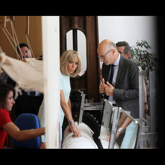 Exclusif : La Première dame Brigitte Macron (Trogneux) s'est rendue au mobilier national et aux manufactures des Gobelins pour assister à une "tombée de métier" du tapis de Savonnerie de l'artiste contemporain Christian Jaccard. La "tombée de métier" correspond au moment où l'on détache une oeuvre de son support: l'artiste et les artisans découvrent alors la réalisation dans son intégralité. Chaque oeuvre nécessite plusieurs années de travail, en l'occurrence ici 6 ans. Elle est allée ensuite à la rencontre des artisans et du personnel des différents services du Mobilier national (atelier de recherche et création, atelier de restauration, etc.). Elle a également pu visiter, en compagnie de M. Bernard Blistène, directeur du Musée national d'art moderne au Centre Pompidou, qu'elle avait convié à cette visite, les réserves du Mobilier national où plusieurs objets mobiliers et textiles (tapisseries, tapis) contemporains lui ont été présentés. Certains pourraient faire leur entrée à l'Elysée. C'est la première fois depuis Claude Pompidou qu'un conjoint de Président se rend au Mobilier national, haut-lieu du savoir-faire français. Le bureau que Brigitte Macron s'est choisi pour l'Elysée est une création du Mobilier national. Il a été réalisé par la designer Matali Crasset. © Dominique Jacovides/Bestimage