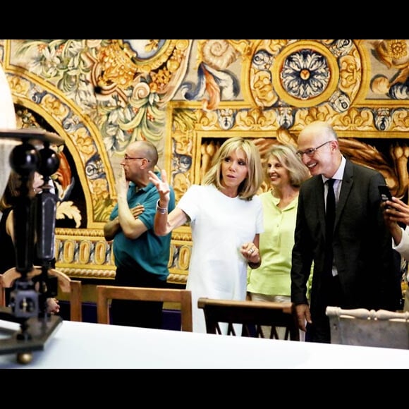 Exclusif : La Première dame Brigitte Macron (Trogneux) s'est rendue au mobilier national et aux manufactures des Gobelins pour assister à une "tombée de métier" du tapis de Savonnerie de l'artiste contemporain Christian Jaccard. La "tombée de métier" correspond au moment où l'on détache une oeuvre de son support: l'artiste et les artisans découvrent alors la réalisation dans son intégralité. Chaque oeuvre nécessite plusieurs années de travail, en l'occurrence ici 6 ans. Elle est allée ensuite à la rencontre des artisans et du personnel des différents services du Mobilier national (atelier de recherche et création, atelier de restauration, etc.). Elle a également pu visiter, en compagnie de M. Bernard Blistène, directeur du Musée national d'art moderne au Centre Pompidou, qu'elle avait convié à cette visite, les réserves du Mobilier national où plusieurs objets mobiliers et textiles (tapisseries, tapis) contemporains lui ont été présentés. Certains pourraient faire leur entrée à l'Elysée. C'est la première fois depuis Claude Pompidou qu'un conjoint de Président se rend au Mobilier national, haut-lieu du savoir-faire français. Le bureau que Brigitte Macron s'est choisi pour l'Elysée est une création du Mobilier national. Il a été réalisé par la designer Matali Crasset. © Dominique Jacovides/Bestimage