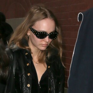 Lily Rose Depp se balade avec des amis dans les rues de New York, le 30 avril 2017