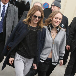 Vanessa Paradis et sa fille Lily-Rose Depp - People à la sortie du défilé de mode "Chanel" collection prêt-à-porter Automne-Hiver 2017/2018 au Grand Palais à Paris, France, le 7 mars 2017. © CVS-Veeren/Bestimage