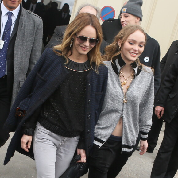 Vanessa Paradis et sa fille Lily-Rose Depp - People à la sortie du défilé de mode "Chanel" collection prêt-à-porter Automne-Hiver 2017/2018 au Grand Palais à Paris, France, le 7 mars 2017. © CVS-Veeren/Bestimage