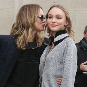 Vanessa Paradis et sa fille Lily-Rose Depp - Arrivées au défilé de mode prêt-à-porter automne-hiver 2017/2018 "Chanel" au Grand Palais à Paris. Le 7 mars 2017 © CVS-Veeren / Bestimage