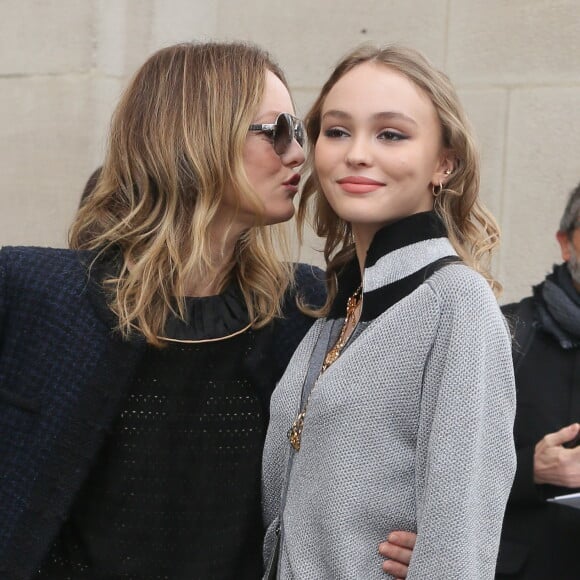 Vanessa Paradis et sa fille Lily-Rose Depp - Arrivées au défilé de mode prêt-à-porter automne-hiver 2017/2018 "Chanel" au Grand Palais à Paris. Le 7 mars 2017 © CVS-Veeren / Bestimage
