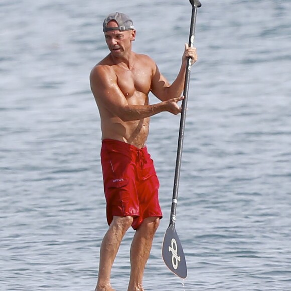 Exclusif - Kenny Chesney, chanteur de country américain fait du paddle à Malibu le 24 octobre 2015.