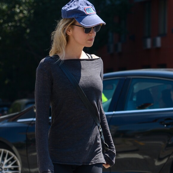 Exclusif - Renee Zellweger se promène avec son compagnon dans les rues de New York, le 2 août 2017.