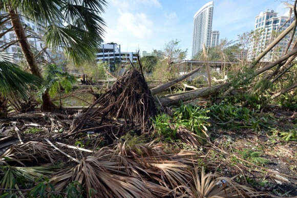 Exclusif - Le déblayage et les réparations des dégâts ont commencés après le passage de l'ouragan Irma à Fort Lauderdale en Floride, le 11 septembre 2017