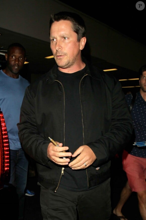 Christian Bale s'apprête à s'envoler de l'aéroport de LAX à Los Angeles, le 13 septembre 2017  Actor Christian Bale was looking less than excited to catch a flight out of LAX in Los Angeles. 13th september 2017.13/09/2017 - Los Angeles