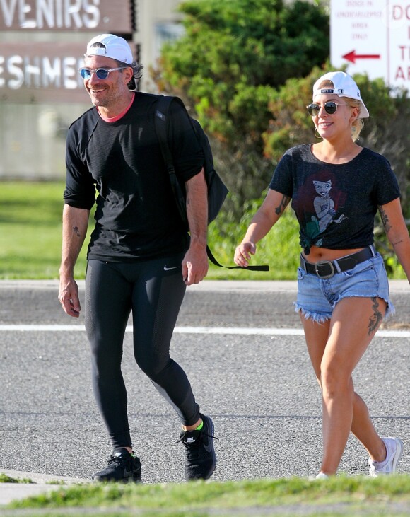 Exclusif - Lady Gaga et son compagnon Christian Carino se promènent le long de la plage dans les Hamptons à New York le 20 juin 2017.