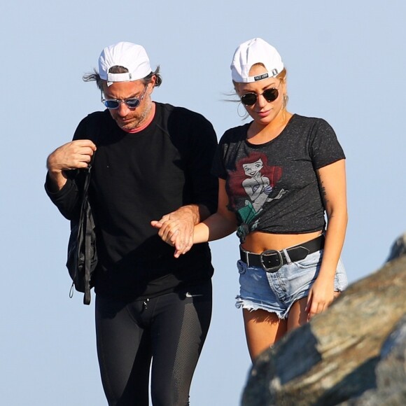 Exclusif - Lady Gaga et son compagnon Christian Carino se promènent le long de la plage dans les Hamptons à New York le 20 juin 2017.