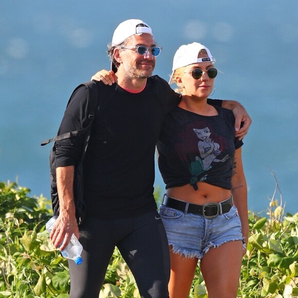 Exclusif  - Lady Gaga et son compagnon Christian Carino se promènent le long de la plage dans les Hamptons à New York le 20 juin 2017.