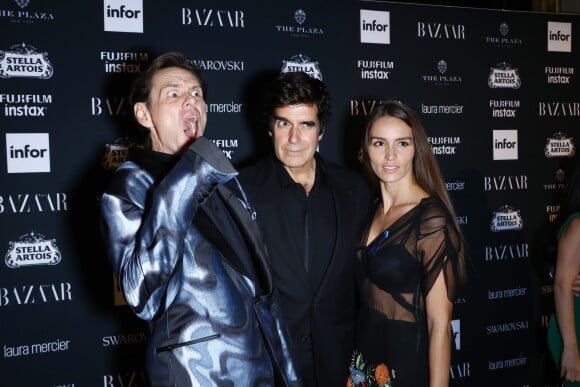 Jim Carrey, David Copperfield et sa compagne Chloe Gosselin lors de la soirée Harper's Bazaar Icons organisée au Plaza Hotel, à New York, le 8 septembre 2017.