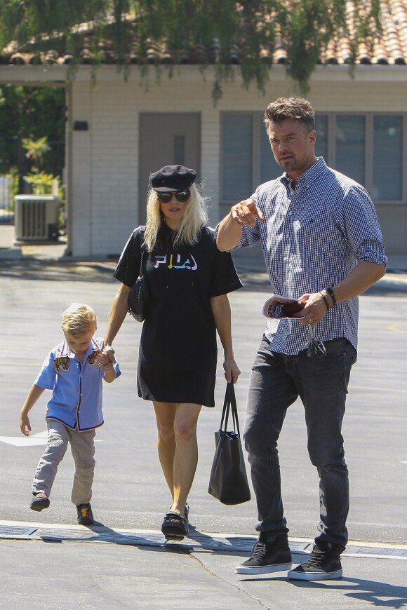 Fergie, son mari Josh Duhamel, et leur fils Axl se rendent à la messe à Brentwood, le 25 juin 2017.