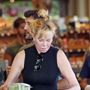 Exclusif - Melanie Griffith sans maquillage à la sortie d'un supermarché à West Hollywood, le 8 septembre 2017.