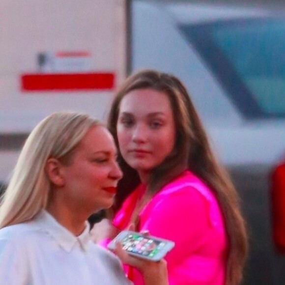 Exclusif - No Web - Kate Hudson, Sia et Maddie Ziegler fêtent la fin du tournage du film "Sister" à Los Angeles le 10 septembre 2017.  Kate Hudson, Sia, and Maddie Ziegler celebrate their movie wrapping in Highland Park at a banquet hall. They had Korean BBQ food truck and an ice cream truck. Sia looked as if she was going to give out gifts. The stars have been hard at work on Sia's movie, "Sister." in Los Angeles on september 10, 2017.10/09/2017 - Los Angeles