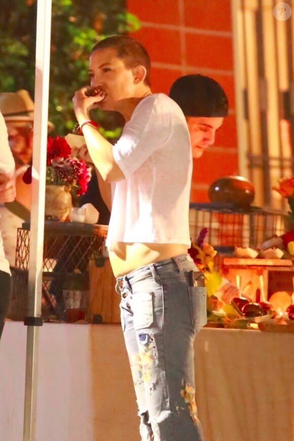Exclusif - No Web - Kate Hudson, Sia et Maddie Ziegler fêtent la fin du tournage du film "Sister" à Los Angeles le 10 septembre 2017.  Kate Hudson, Sia, and Maddie Ziegler celebrate their movie wrapping in Highland Park at a banquet hall. They had Korean BBQ food truck and an ice cream truck. Sia looked as if she was going to give out gifts. The stars have been hard at work on Sia's movie, "Sister." in Los Angeles on september 10, 2017.10/09/2017 - Los Angeles