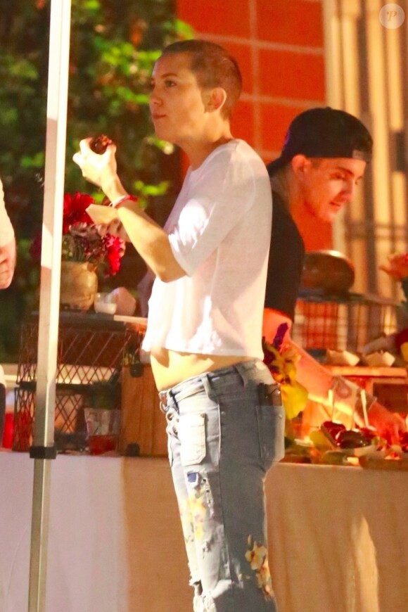 Exclusif - No Web - Kate Hudson, Sia et Maddie Ziegler fêtent la fin du tournage du film "Sister" à Los Angeles le 10 septembre 2017.  Kate Hudson, Sia, and Maddie Ziegler celebrate their movie wrapping in Highland Park at a banquet hall. They had Korean BBQ food truck and an ice cream truck. Sia looked as if she was going to give out gifts. The stars have been hard at work on Sia's movie, "Sister." in Los Angeles on september 10, 2017.10/09/2017 - Los Angeles