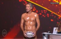 Antoine de Caunes nu sur la scène de l'Olympia pour la 14e édition de "La nuit du rugby" diffusée en direct sur Canal Plus Sport le 18 septembre 2017.