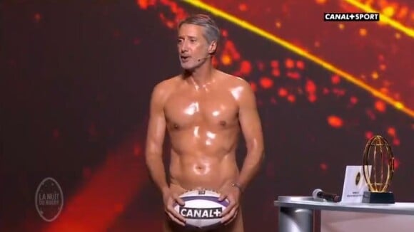 Antoine de Caunes nu sur la scène de l'Olympia pour la 14e édition de "La nuit du rugby" diffusée en direct sur Canal Plus Sport le 18 septembre 2017.