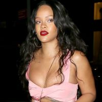 Rihanna : Décolleté renversant et poitrine compressée, elle impose son style