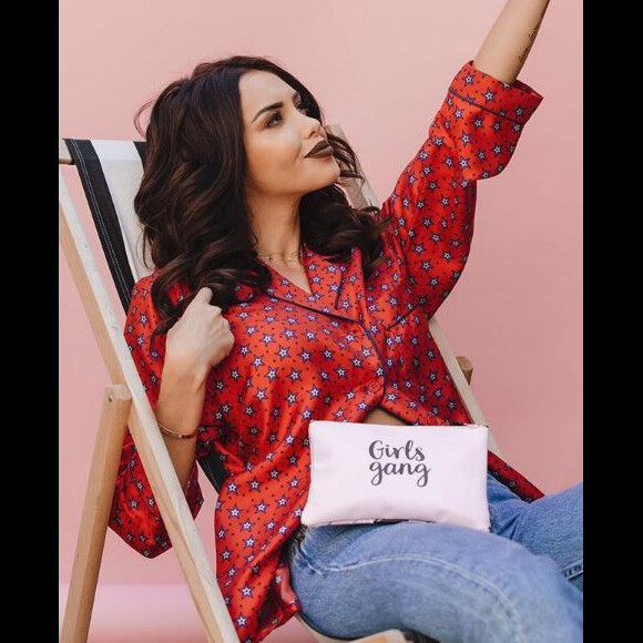 Nabilla Benattia fait la promotion, d'un rouge à lèvres, Instagram, 2017