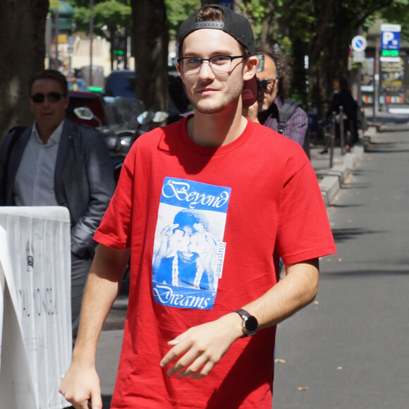 René-Charles Angélil (fils de Céline Dion) pose avec des fans devant l'hôtel Royal Monceau à Paris le 21 juillet 2017.