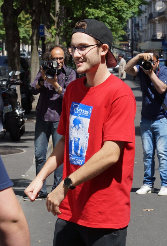 René-Charles Angélil (fils de Céline Dion) pose avec des fans devant l'hôtel Royal Monceau à Paris le 21 juillet 2017.