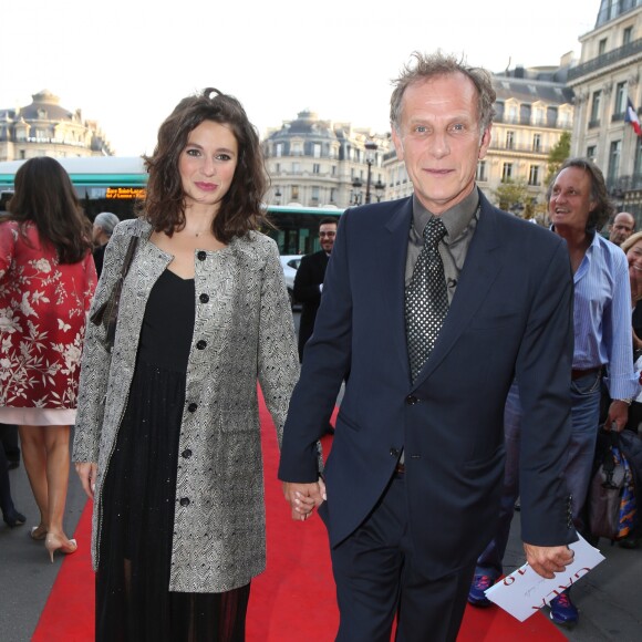 Pauline Cheviller main dans la main avec Charles Berling - Arrivées au gala d'ouverture de la saison de danse 2017/2018 du ballet de l'Opéra National de Paris au l'opéra Garnier à Paris, France, le 21 septembre 2017. © Agence/Bestimage