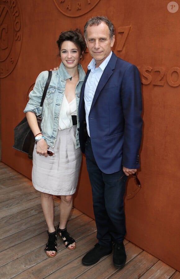 Pauline Cheviller et Charles Berling - Les célébrités au village des internationaux de tennis de Roland Garros à Paris le 4 juin 2017. © Dominique Jacovides-Cyril Moreau/Bestimage
