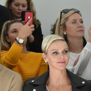 La princesse Charlene de Monaco au défilé de mode printemps-été 2018 "Versace" lors de la fashion week de Milan le 22 septembre 2017