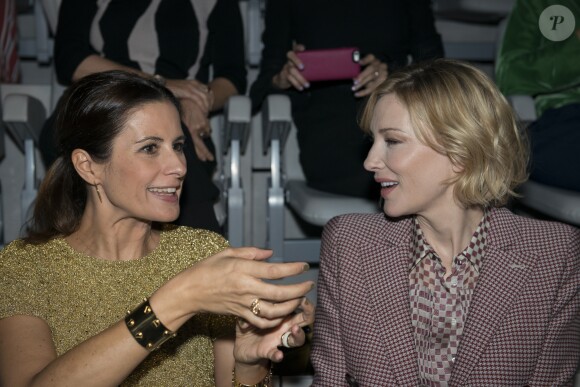 Livia Giuggioli Firth et Cate Blanchett lors du défilé de mode printemps-été 2018 "Giorgio Armani" à la Fashion Week de Milan le 22 septembre 2017
