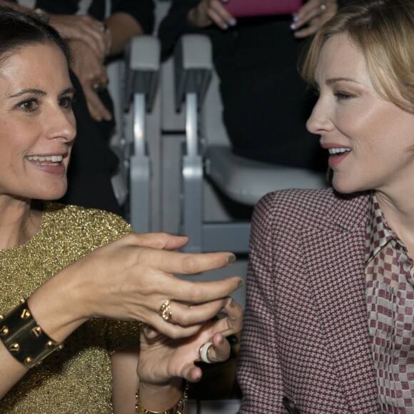Livia Giuggioli Firth et Cate Blanchett lors du défilé de mode printemps-été 2018 "Giorgio Armani" à la Fashion Week de Milan le 22 septembre 2017