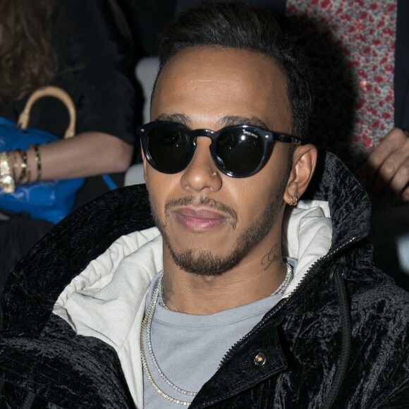 Lewis Hamilton lors du défilé de mode printemps-été 2018 "Giorgio Armani" à la Fashion Week de Milan le 22 septembre 2017