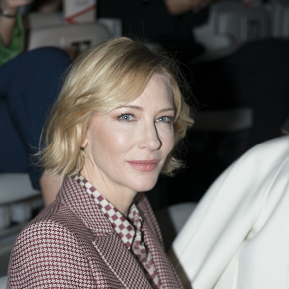 Cate Blanchett au défilé de mode printemps-été 2018 "Giorgio Armani" à la Fashion Week de Milan le 22 septembre 2017