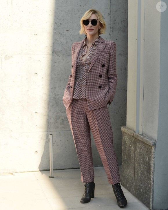 Cate Blanchett lors du défilé de mode printemps-été 2018 "Giorgio Armani" à la Fashion Week de Milan le 22 septembre 2017