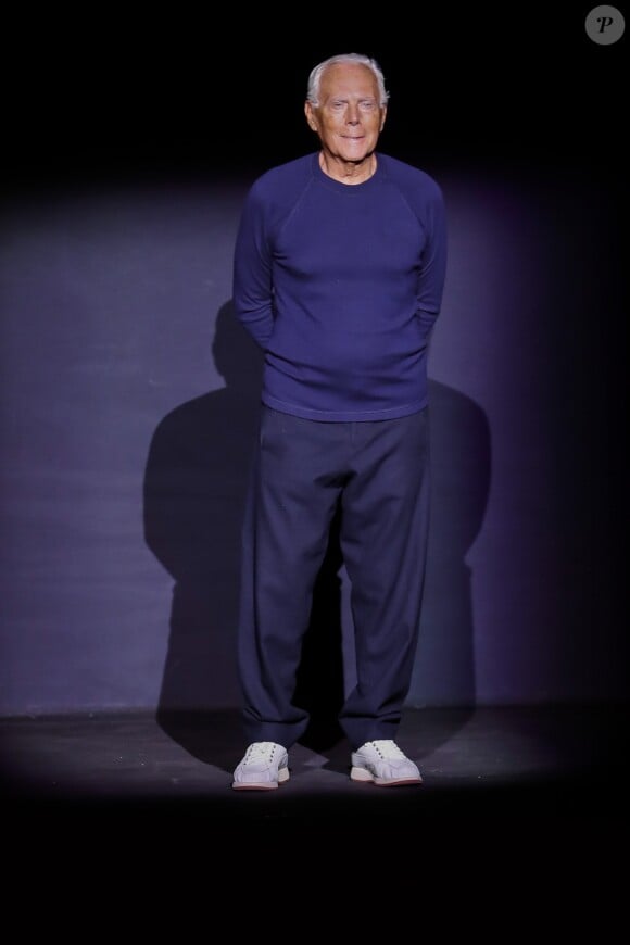 Le couturier Giorgio Armani lors du défilé de mode printemps-été 2018 de sa marque à la Fashion Week de Milan le 22 septembre 2017
