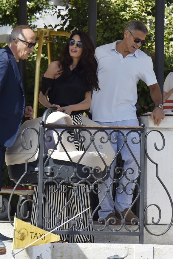 George Clooney et sa femme Amal Clooney (Alamuddin) quittent leur hôtel à Venise avec leurs enfants Le 03 septembre 2017