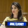 Amal Alamuddin Clonney, enceinte, demande au gouvernement Irakien et aux pays de l'ONU de sévir contre Daesh lors d'un discours à l'ONU à New York le 9 mars 2017. Elle était accompagnée de sa cliente, une femme Yezidi violée et vendue comme esclave. Amal Clooney souhaite, par son action, que les membres de Daesh répondent de leurs actes devant une cour de justice.