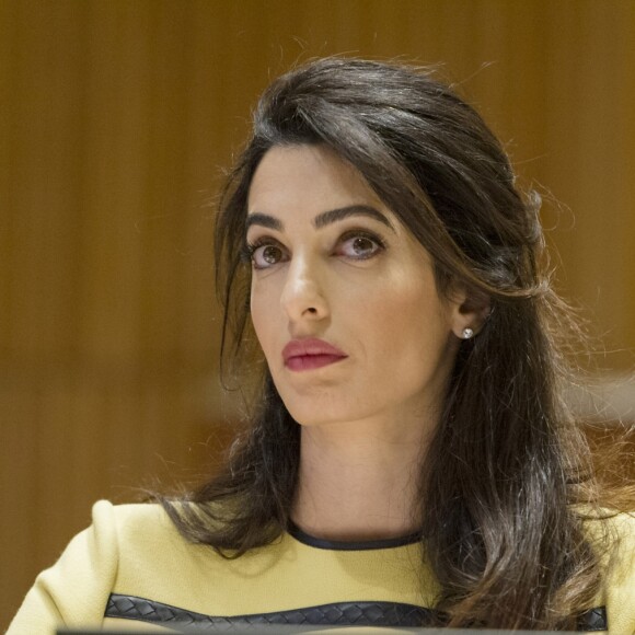 Amal Alamuddin Clonney, enceinte, demande au gouvernement Irakien et aux pays de l'ONU de sévir contre Daesh lors d'un discours à l'ONU à New York le 9 mars 2017. Elle était accompagnée de sa cliente, une femme Yezidi violée et vendue comme esclave. Amal Clooney souhaite, par son action, que les membres de Daesh répondent de leurs actes devant une cour de justice.
