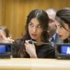 Amal Alamuddin Clonney, enceinte, demande au gouvernement Irakien et aux pays de l'ONU de sévir contre Daesh lors d'un discours à l'ONU à New York le 9 mars 2017. Elle était accompagnée de sa cliente, une femme Yezidi violée et vendue comme esclave.