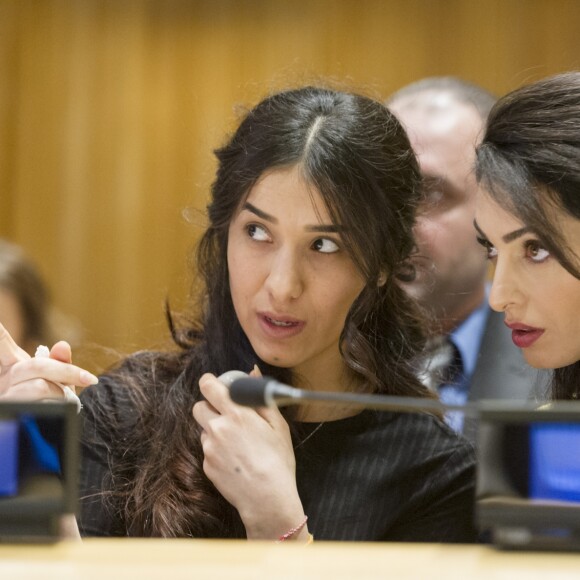 Amal Alamuddin Clonney, enceinte, demande au gouvernement Irakien et aux pays de l'ONU de sévir contre Daesh lors d'un discours à l'ONU à New York le 9 mars 2017. Elle était accompagnée de sa cliente, une femme Yezidi violée et vendue comme esclave.