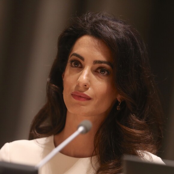 Amal Clooney prononce un discours à l'ONU à New York le 16 septembre 2016. Amal Clooney a choisi de défendre la cause des femmes Yézidis, persécutées et abusées par les hommes du groupe Etat Islamique. Ce vendredi, sa protégée, Nadia Murad, a été nommée ambassadrice de l'ONU pour la dignité des victimes du trafic d'êtres humains