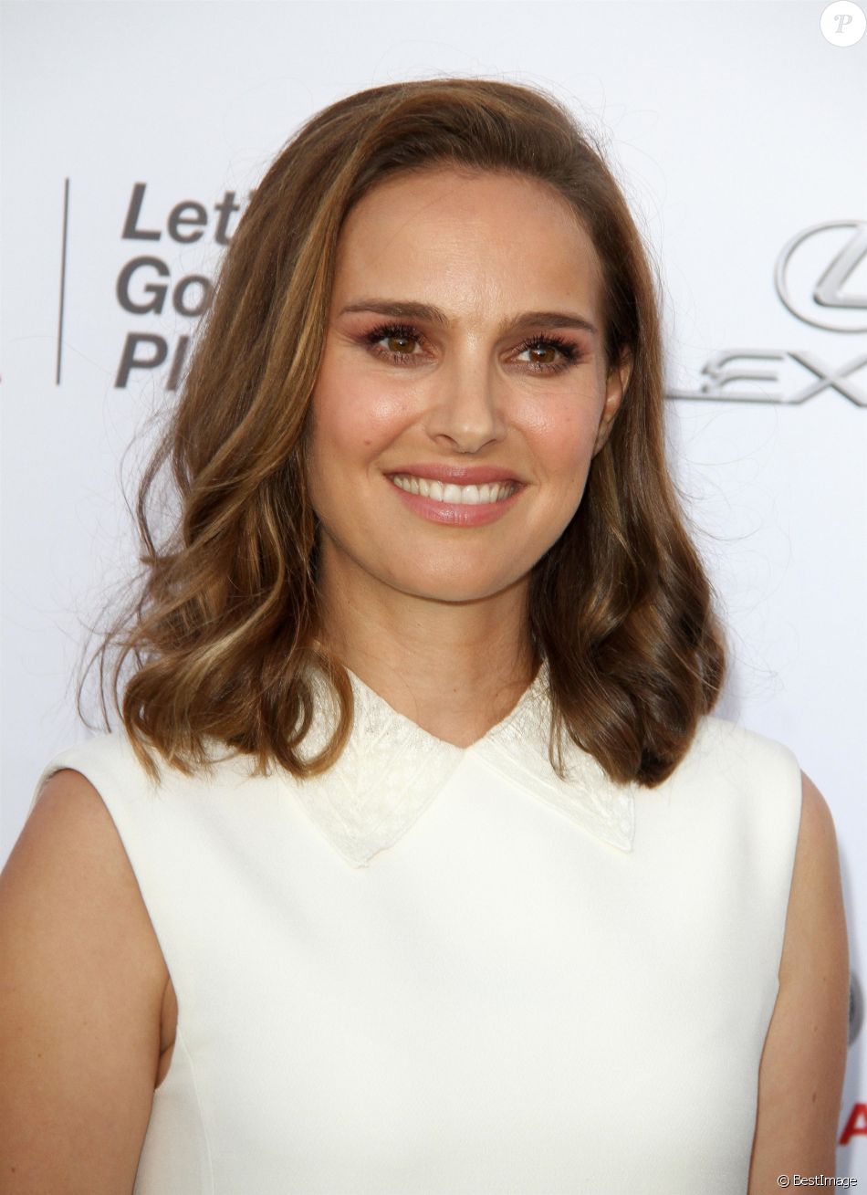 Natalie Portman à la 27e soirée EMA Awards au Barker Hangar à Santa