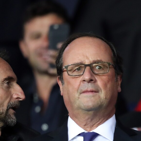 François Hollande et Nicolas Sarkozy assistent au match de le Ligue des Champions PSG/Bayern Munich (3-0) au Parc des Princes à Paris, le 27 septembre 2017. © Cyril Moreau/Bestimage