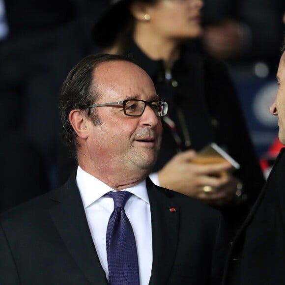 François Hollande et Nicolas Sarkozy assistent au match de le Ligue des Champions PSG/Bayern Munich (3-0) au Parc des Princes à Paris, le 27 septembre 2017. © Cyril Moreau/Bestimage