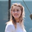 Exclusif - Amber Heard rencontre et discute un homme inconnu à Beverly Hills le 22 juin 2017. 22/06/2017 - Los Angeles