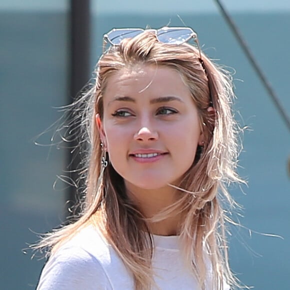 Exclusif - Amber Heard rencontre et discute un homme inconnu à Beverly Hills le 22 juin 2017. 22/06/2017 - Los Angeles