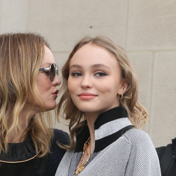 Vanessa Paradis et sa fille Lily-Rose Depp - Arrivées au défilé de mode prêt-à-porter automne-hiver 2017/2018 "Chanel" au Grand Palais à Paris. Le 7 mars 2017 © CVS-Veeren / Bestimage